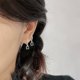thumbnail image 3 of Pendientes blancos, cristales negros, pendiente de diamantes negros chapados en oro, 3 of 5
