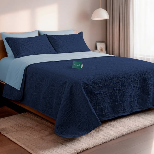 Dreamlab Edredón King Size Ligero y Juego de Sábanas con Fundas de Almohada Decorativas (7pzas). Set de Colcha Ligera y Sábanas para Cualquier Temporada. Hipoalergénico. Moneda, Azul Marino/Azul Claro