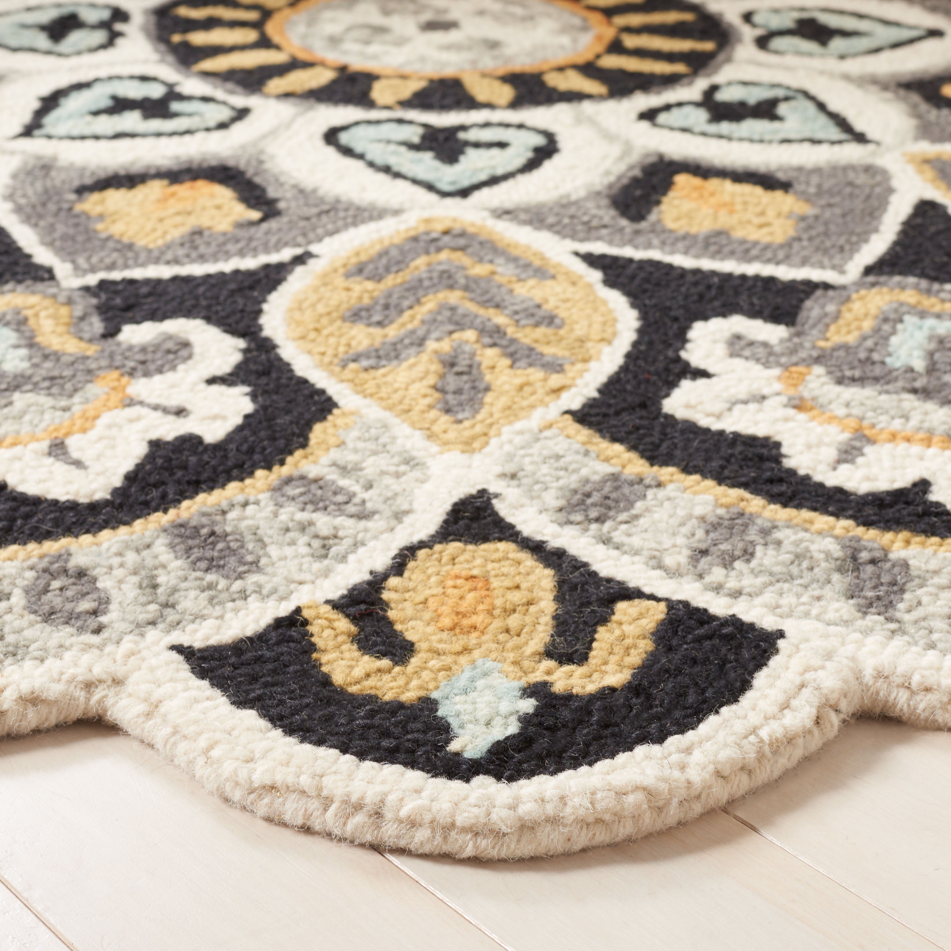 SAFAVIEH Novelty Mordikai Floral Area Rug, Ivory/Black, 10' x 10' Round
