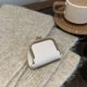 thumbnail image 4 of Bolso para Monedero Con Cordón Y Cierre Beso Mujer () Blanco, 4 of 9