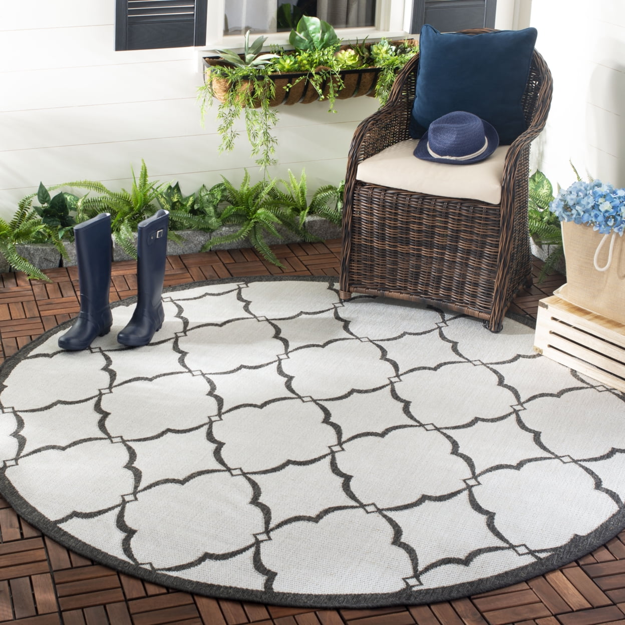 SAFAVIEH Beach House Nick Indoor/Outdoor Area Rug Light Grey/Charcoal, 6'7" x 6'7" Round