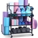 thumbnail image 1 of VEVOR - Estante para esterilla de yoga, organizador de equipo de entrenamiento para gimnasio en casa, soporte de acero con acabado en polvo, con ganchos y ruedas, soporte para mancuernas, 1 of 9