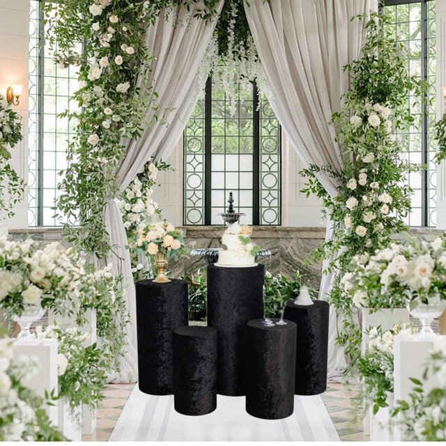 5x cubiertas de pilar de soporte de zócalo, cubiertas de pedestal de cilindro, decoración, cubiertas de zócalo de cilindro portátiles de moda para negro Conjunto centrado de cinco fundas cilíndricas negras de poliéster en alturas especificadas (90 cm, 75 cm, 60 cm, 55 cm, 50 cm); silueta tubular con borde superior cerrado y superficie textil lisa, colocadas en una escena de boda con un pastel sobre el pedestal más alto y arreglos florales. Para exhibición en bodas y decoración de eventos; fáciles de poner y quitar.