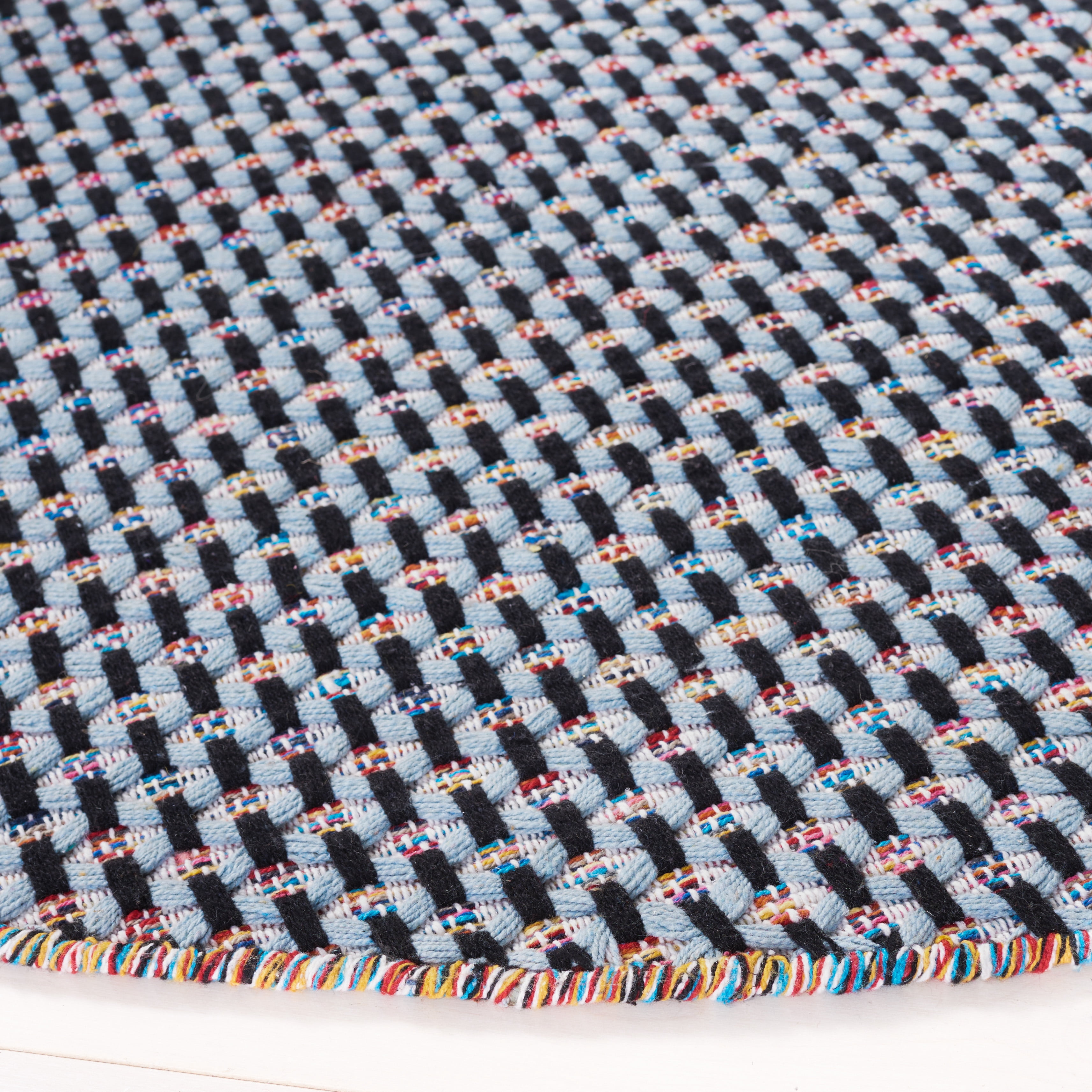 SAFAVIEH Montauk Annie Geometric Cotton Area Rug, Blue/Black, 6' x 6' Round