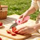 thumbnail image 4 of Pelador de cocina y cuchillo para frutas dos en uno con succión magnética, acero inoxidable, plegable, multifuncional, incluye orificio para colgar, disponible en rosa, blanco, café., 4 of 6