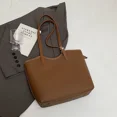 thumbnail image 4 of Bolso de mano para mujer 2024, nuevo bolso de hombro de lujo a la moda, bolso de hombro retro de gran capacidad, bolso para un solo hombre, 4 of 5