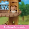 مجموعة هدايا Calico Critters Adventure Treehouse، مجموعة ألعاب بيت الدمى مع الشكل والإكسسوارات.