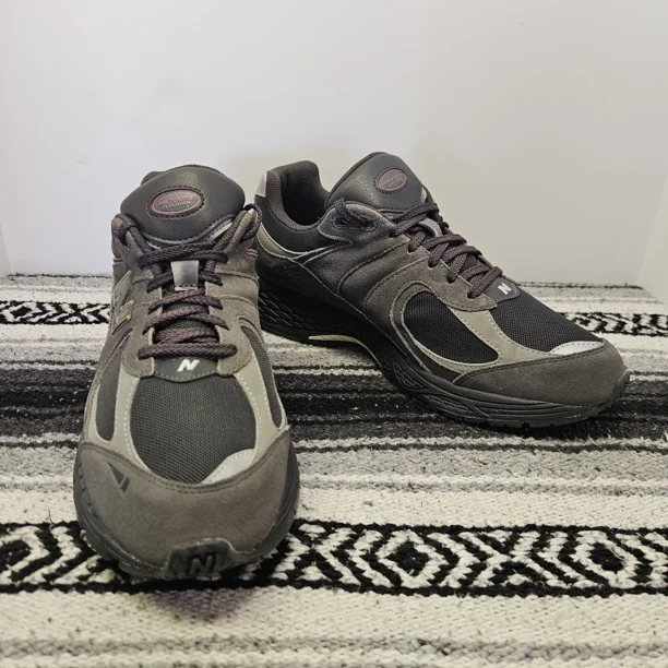 New Balance 2002R Running Shoes M2002RGV Mens 11 D Sneakers Black Gray