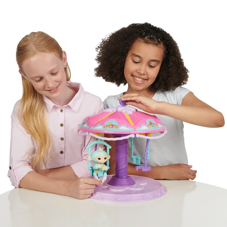 Fingerlings Playset Twirl a Whirl Carousel with 1 Fingerlings