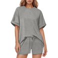 thumbnail image 1 of Conjunto de camiseta con mangas murciélago y pantalones cortos con cordón para mujer: diseño moderno, cintura ajustable, tejido suave, versátil para la playa o para estar por casa, 1 of 6