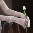 thumbnail image 1 of Guantes de novia Yinane de tul con encaje y dedos blancos, 1 of 8