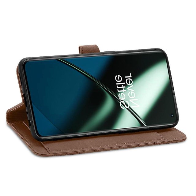 funda billetera anti-golpes para gangxun oneplus 11, color Madera: funda tipo cartera en cuero PU marrón con interior de TPU negro y bordes elevados; vista horizontal con soporte plegable y teléfono en modo paisaje, correa de muñeca desmontable y cierre magnético, ideal para día a día y trabajo. A menudo usada también como soporte manos libres para ver videos durante viajes.