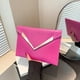 thumbnail image 3 of Bolso de mano para mujer con diseño de nicho de alto valor, nuevo estilo 2025, moderno y elegante, con línea de bordado de sarga, bolso tipo sobre para teléfono móvil, 3 of 5