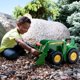 thumbnail image 3 of Camión volquete Sandbox de juguete John Deere Big Scoop con cargador, 21 cm, 3 of 4