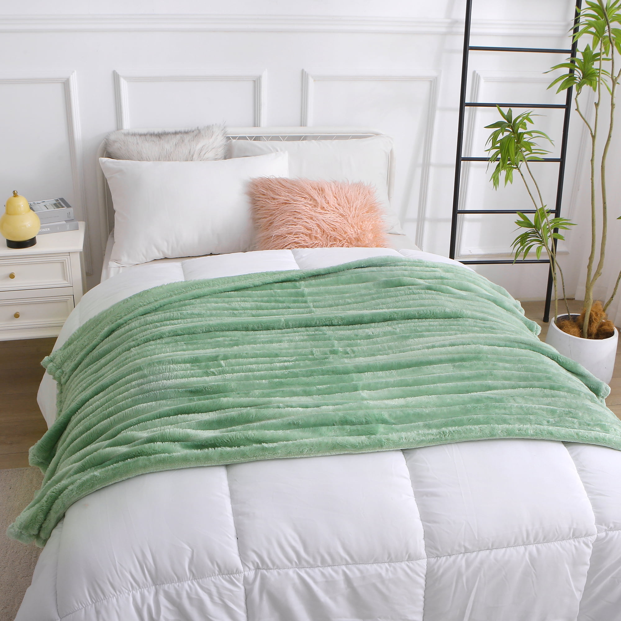 Queen Size Fleece Blanket for Couch Bed - Super Soft Cozy Bed Blanket for Women,3D Striped Lightweight Blanket, All Seasons Flannel Blanket for Bed, 70x80 Inches, Green