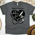thumbnail image 1 of T-Shirt Graphique d'Assistante Médicale avec Design Cœur et Stéthoscope, Gris Foncé, Taille P, 1 of 6