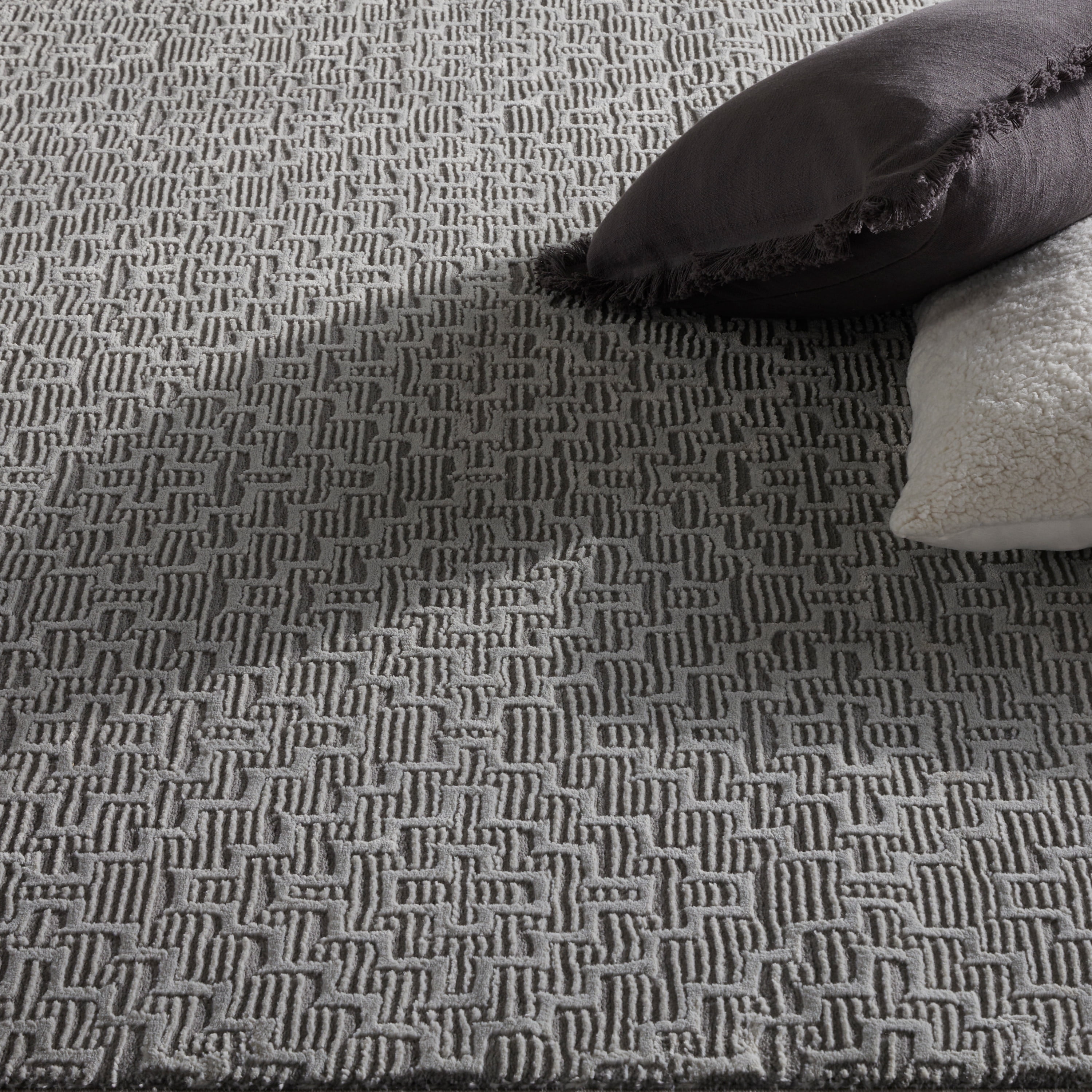 TOWN & COUNTRY LUXE Tretta Modern Geo Area Rug with Plush High-Low Texture, Grey, 6'6"x9'6"