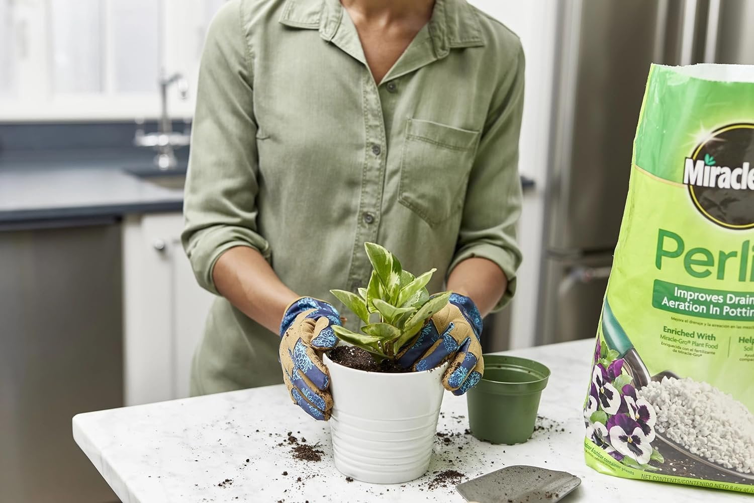 Scotts Miracle-Gro Perlite, Enriched with Plant Food, For Container Gardening, 8 qt. 3-Pack — Outdoor & Indoor Plant Use, Easy Application