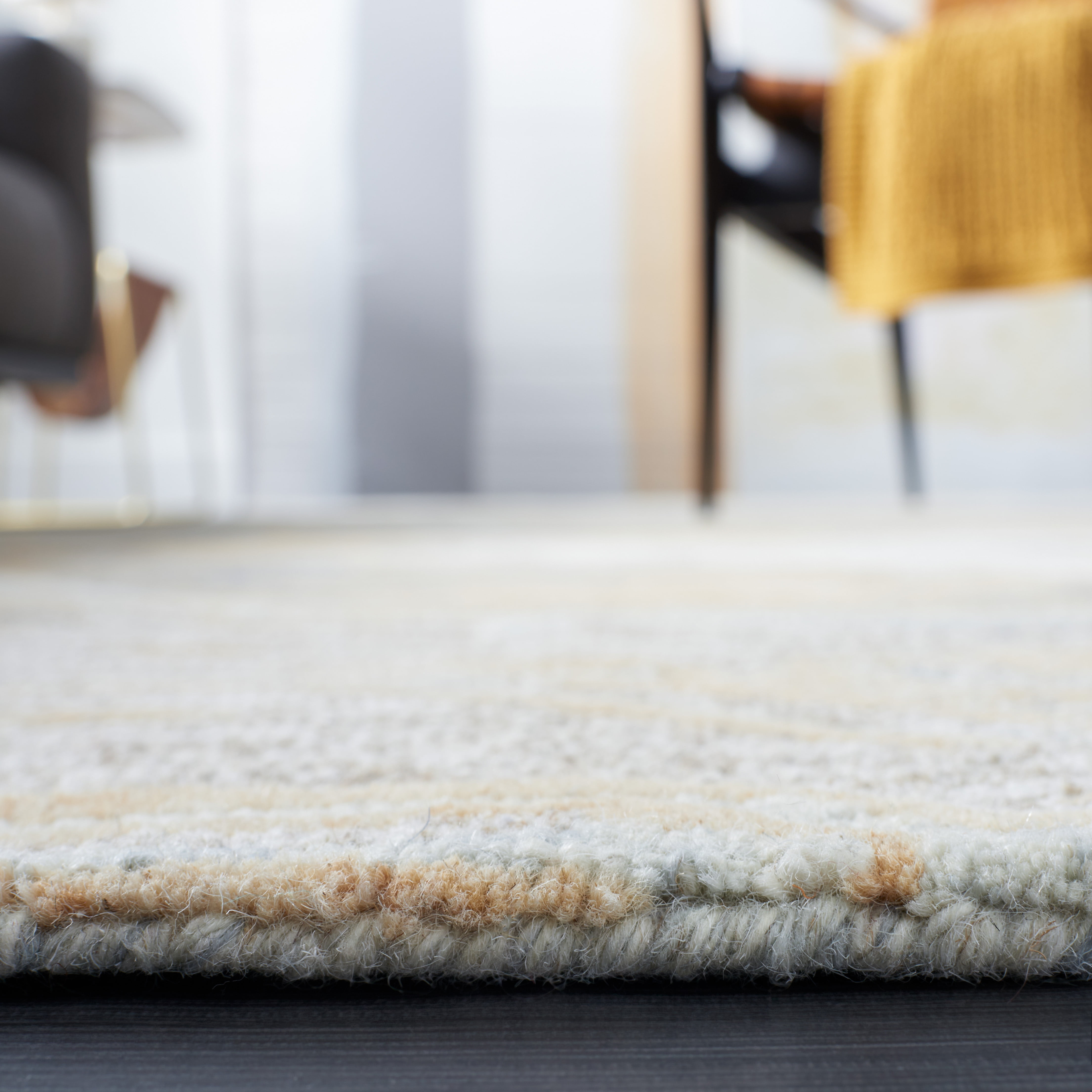 SAFAVIEH Metro Mirjana Distressed Area Rug, Natural/Gold, 4' x 6'
