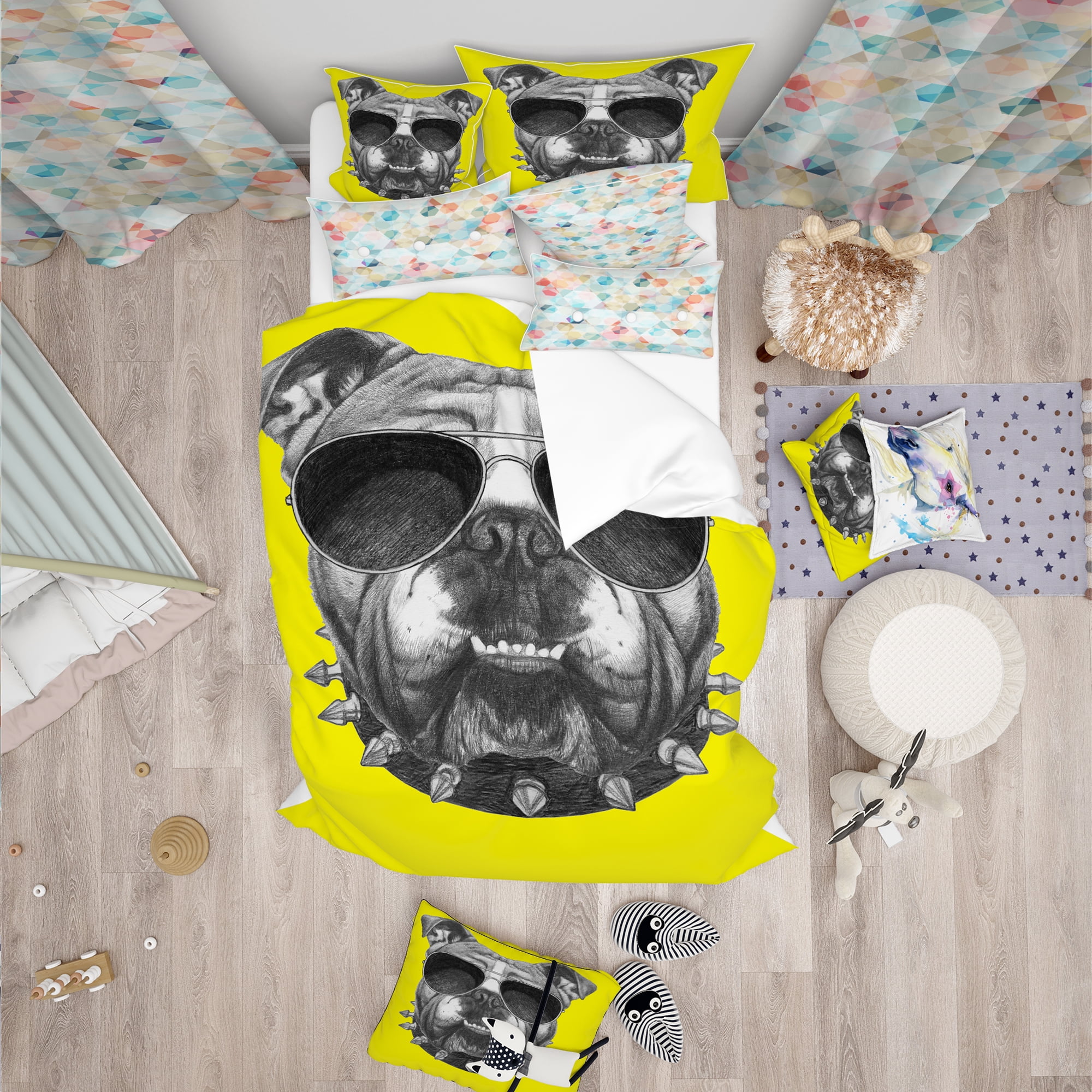 Designart 'Funny English Bulldog with Collar' Tropical Duvet Cover Set