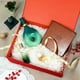 thumbnail image 5 of Caja de regalo PLINJOY extra grande roja de 42 x 36 x 14 cm con tapa magnética, 5 of 7