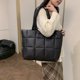 thumbnail image 2 of Bolso Mano para Mujer Nailon Acolchado Viajes Compras, 2 of 9