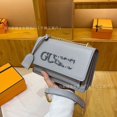thumbnail image 1 of Bolsos pequeños para mujer 2025, nuevo estilo, bolsos de moda para mujer, bolsos bandolera con cadena y letras, bolsos cuadrados pequeños, 1 of 5