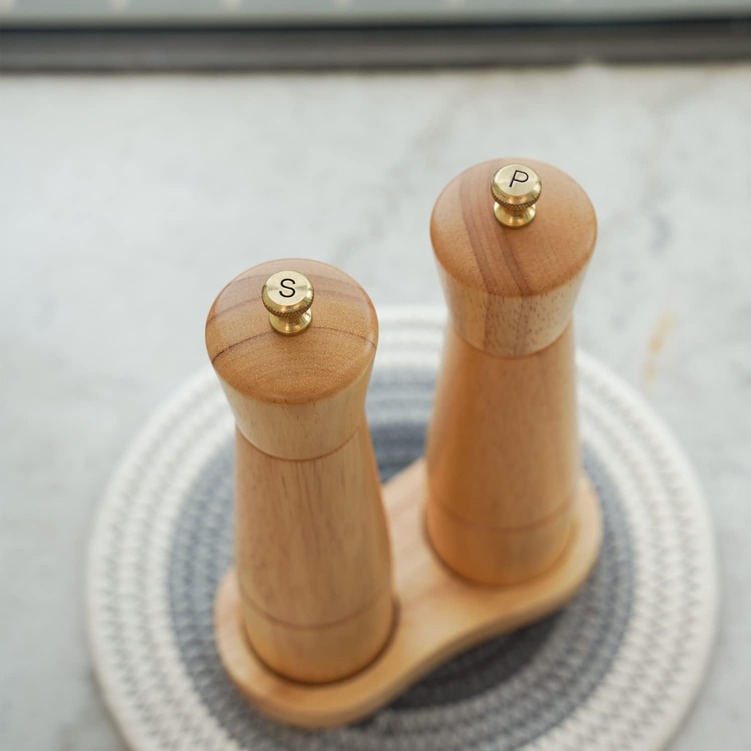 DeroTeno Salt and Pepper Mill Set with Tray, Adjustable Ceramic Grinder Salt Mill, Stainless Steel Grinder Pepper Mill, Rubber Wood, 22 cm / 8 inch Height, Bottom Dia 5.5 cm