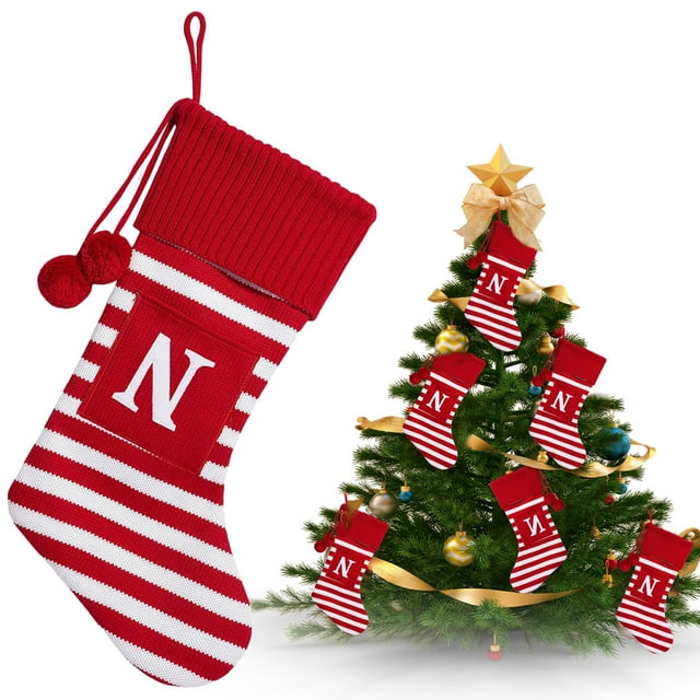 Bas de Noël Surdimensionnés à Lettres : Chaussettes Tricotées Rouges Festives avec Breloques d'Arbres, Décoration Suspendue Créative pour Cheminée et Sapin de Noël