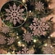 thumbnail image 1 of Adornos navideños NQ copos de nieve blancos con purpurina 36 piezas varios tamaños oro rosa, 1 of 5