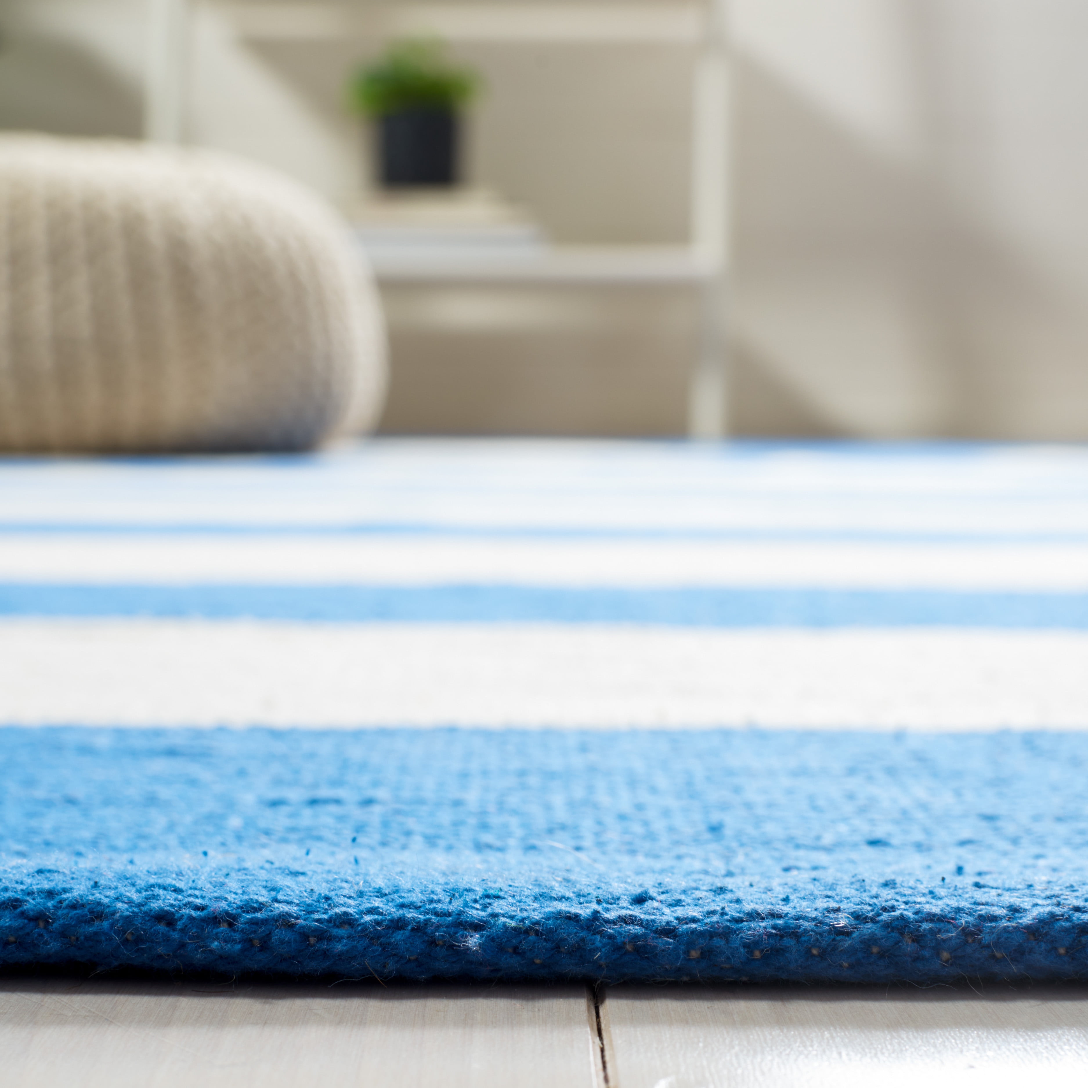 SAFAVIEH Montauk Saranna Geometric Cotton Area Rug, Blue/Ivory, 8' x 8' Round