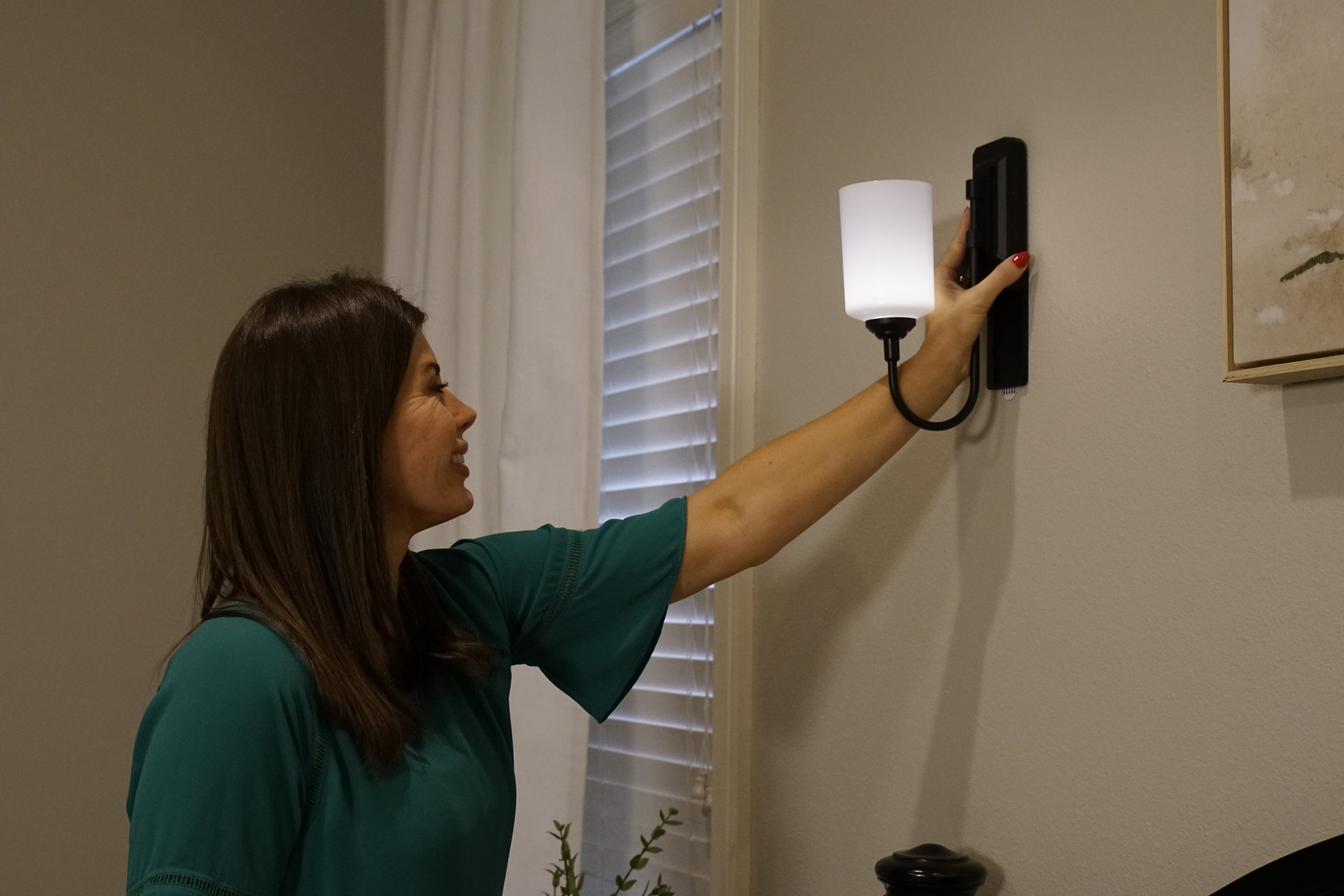Smart Sconce Black Wireless Wall Sconce