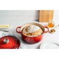 thumbnail image 4 of Horno holandés Le Creuset de hierro fundido esmaltado de 7.25 cuartos de galón, color cereza, 4 of 5