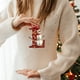 thumbnail image 4 of Adornos Navideños Colgantes para Árbol de Navidad (26 Letras) | Material Acrílico | Tamaño: 10 Cm | 26 Unidades | Tema Navideño, 4 of 5