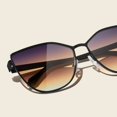 thumbnail image 3 of Quay Australiana en Persecución Cat Eye Sunglasses, Negro/amapola Del Anochecer, 3 of 3