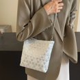 thumbnail image 2 of Bolso de gran capacidad de diseño de nicho para mujer Bolso de mano para viajeros nuevo de este año 2024 Bolso de mano moderno y versátil, 2 of 5