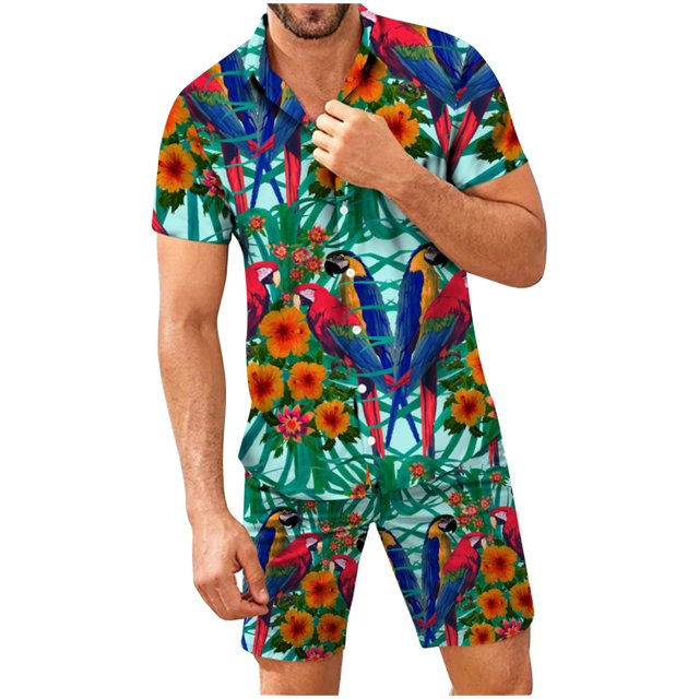 conjunto de ropa de playa hawaiana para hombre conjunto de 2 piezas de camisa bohemia de verano y pantalones cortos pompotops oipoqjl51236 conjunto azul oscuro con estampado tropical de hojas verdes, flores naranjas y guacamayas rojas; vista frontal centrada de camisa de manga corta con cuello abierto y pantalones cortos a juego sobre modelo, tejido 95% poliéster 5% elastano, ajuste regular, ideal para ocio y vacaciones.