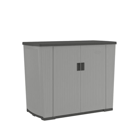 Suncast Backyard Oasis, Unité de rangement en résine de 130 gallons,  8 sq. ft Organisateur extérieur pour terrasse et patio avec étagère réglable et possibilité de verrouillage – Gris colombe