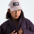 thumbnail image 3 of Gorra The North Face Mudder Trucker Snapback Rosa y Blanco, 3 of 3