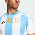 thumbnail image 3 of Jersey Playera Adidas de la Selección Nacional de Argentina de Local Para Hombre, 3 of 5