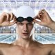 thumbnail image 4 of Gorro de natación de tela de alta elasticidad para mujeres, hombres y niños | Poliuretano transpirable y de secado rápido | Apto para cabello largo y corto | Natación en piscina, 4 of 6