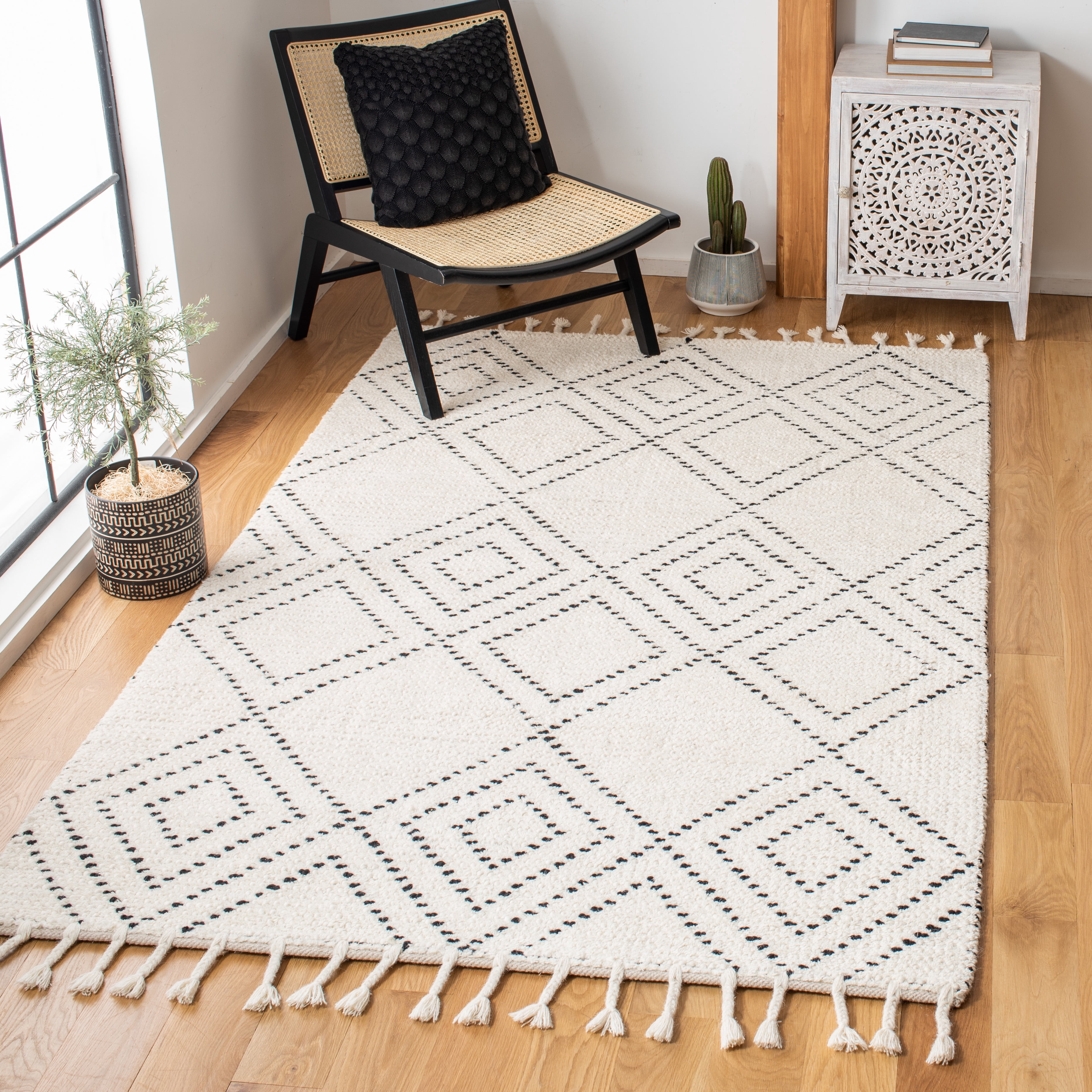 SAFAVIEH Casablanca Idella Diamond Area Rug, Ivory/Black, 5' x 8'