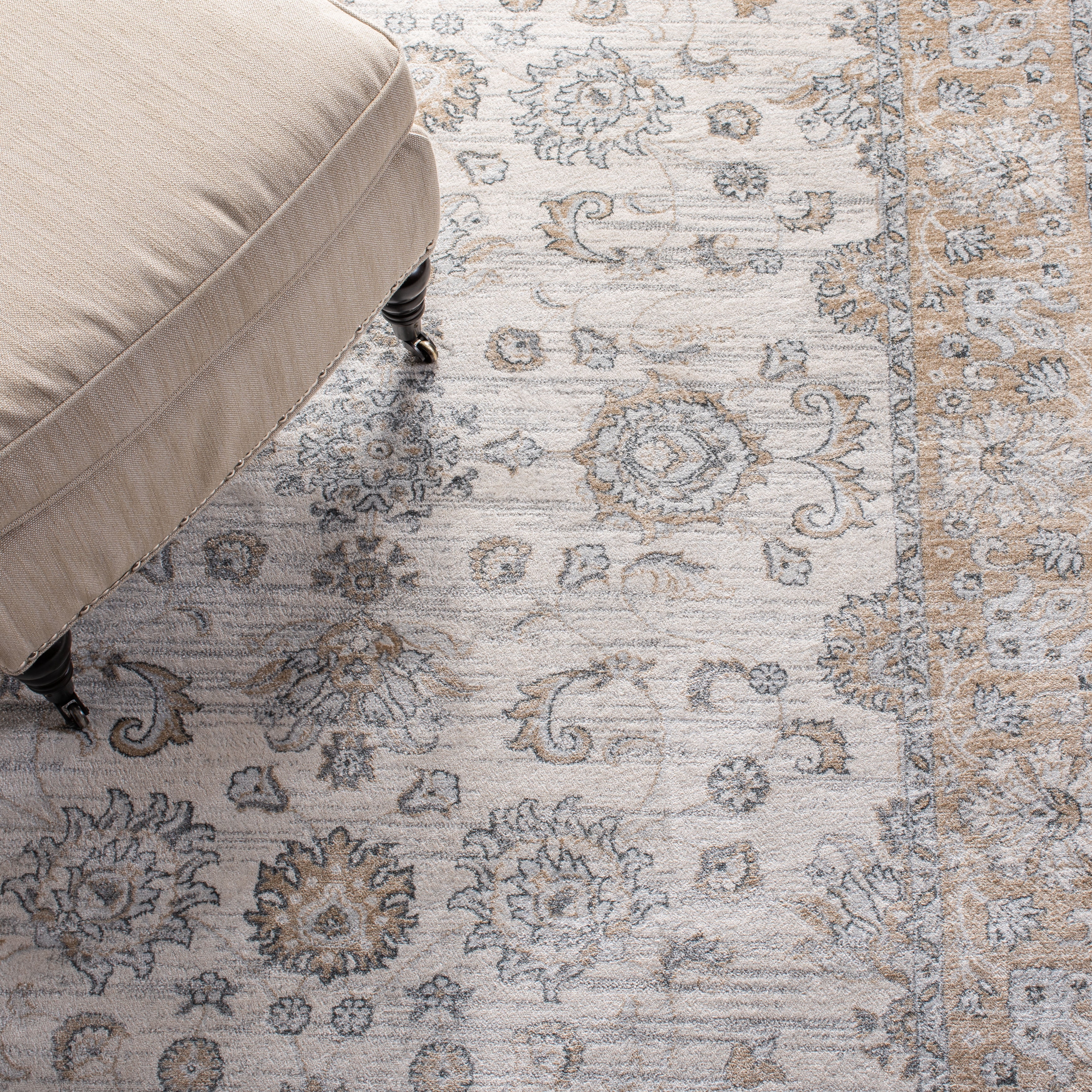 SAFAVIEH Isabella Kiana Oriental Area Rug, Cream/Beige, 4' x 6'
