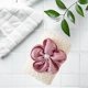 thumbnail image 5 of Toalla blanca para invitados de boda con borla y detalle de perla | Regalo de dama de honor de nailon y elastano | Práctico recuerdo para cumpleaños o baby shower | Decoración elegante para el hogar, 5 of 7