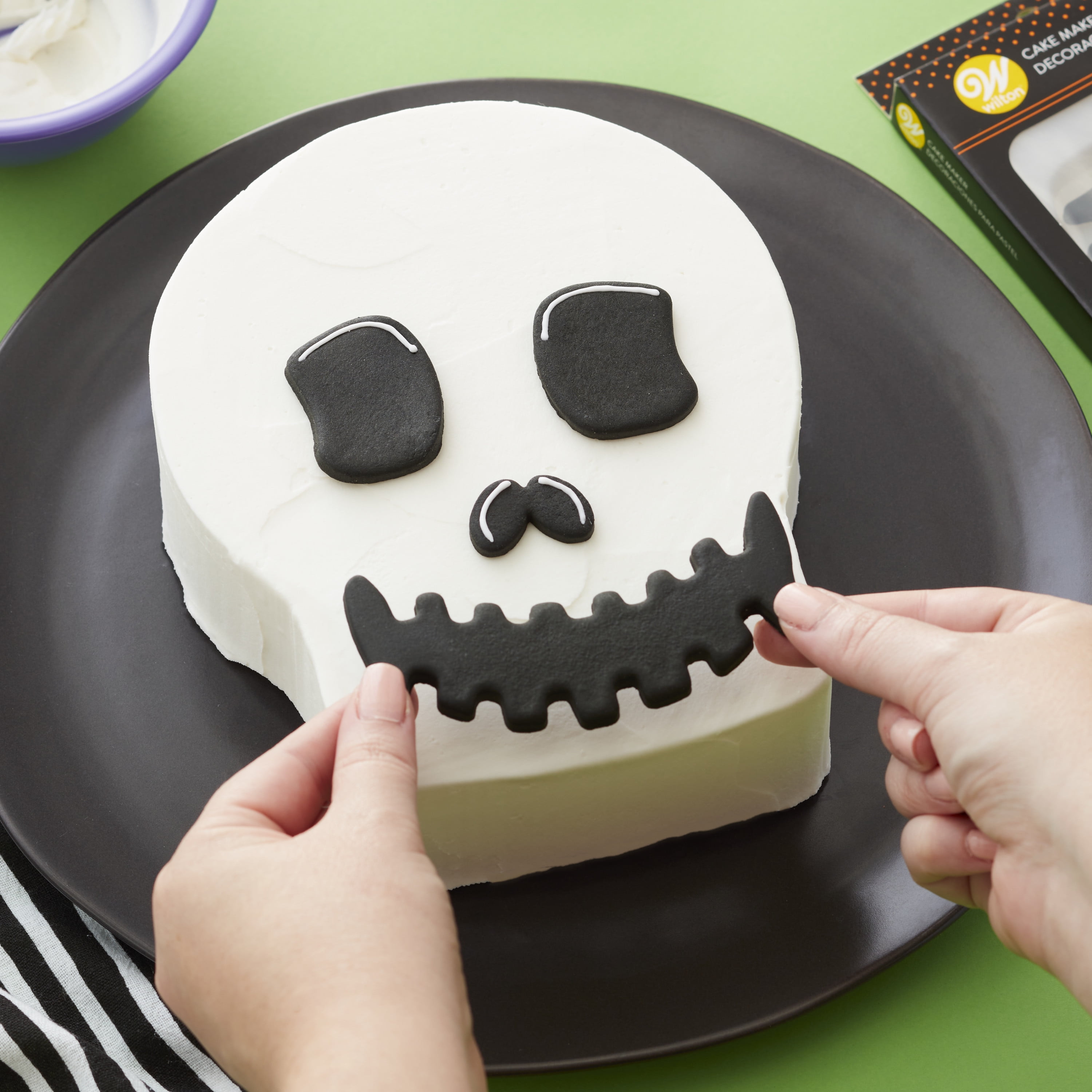 WILTON Skeleton in Casket 3-D Halloween Cake Pan 13 X 6.5 X 2.75