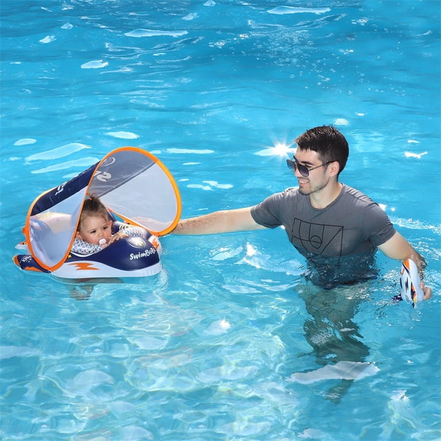 swimbobo-flotador inflable para natación de bebé, juguete de agua, flotadores de natación, entrenador, anillo de piscina para niños, flotador de pvc para niños para verano anillo inflable azul con visera blanca y borde naranja, vista frontal en piscina con un bebé sentado en el anillo y un adulto sujetándolo desde el costado, PVC brillante y asas visibles, uso recreativo en alberca en verano.