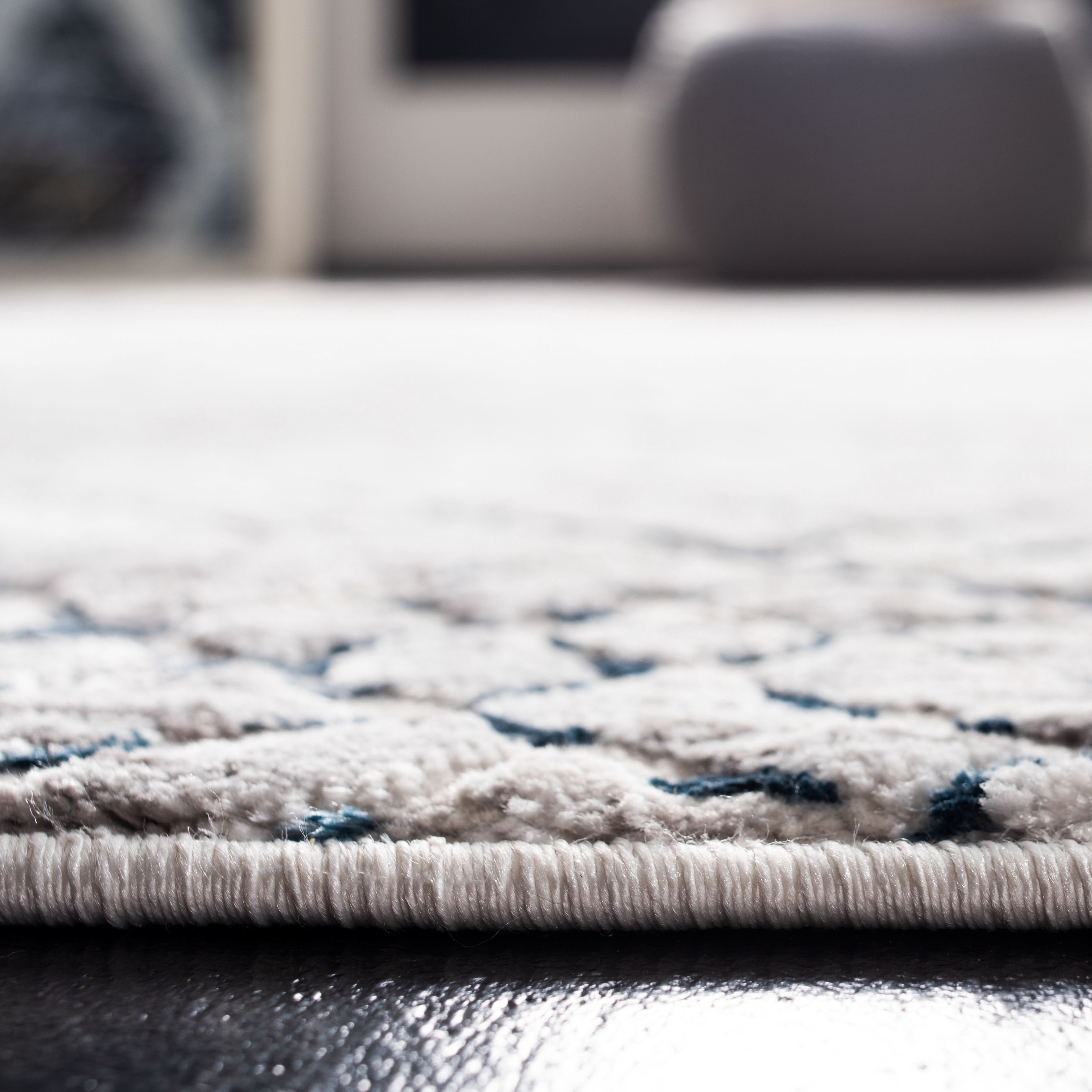 SAFAVIEH Amalfi Hannan Distressed Area Rug, Cream/Navy, 5'3" x 7'6"
