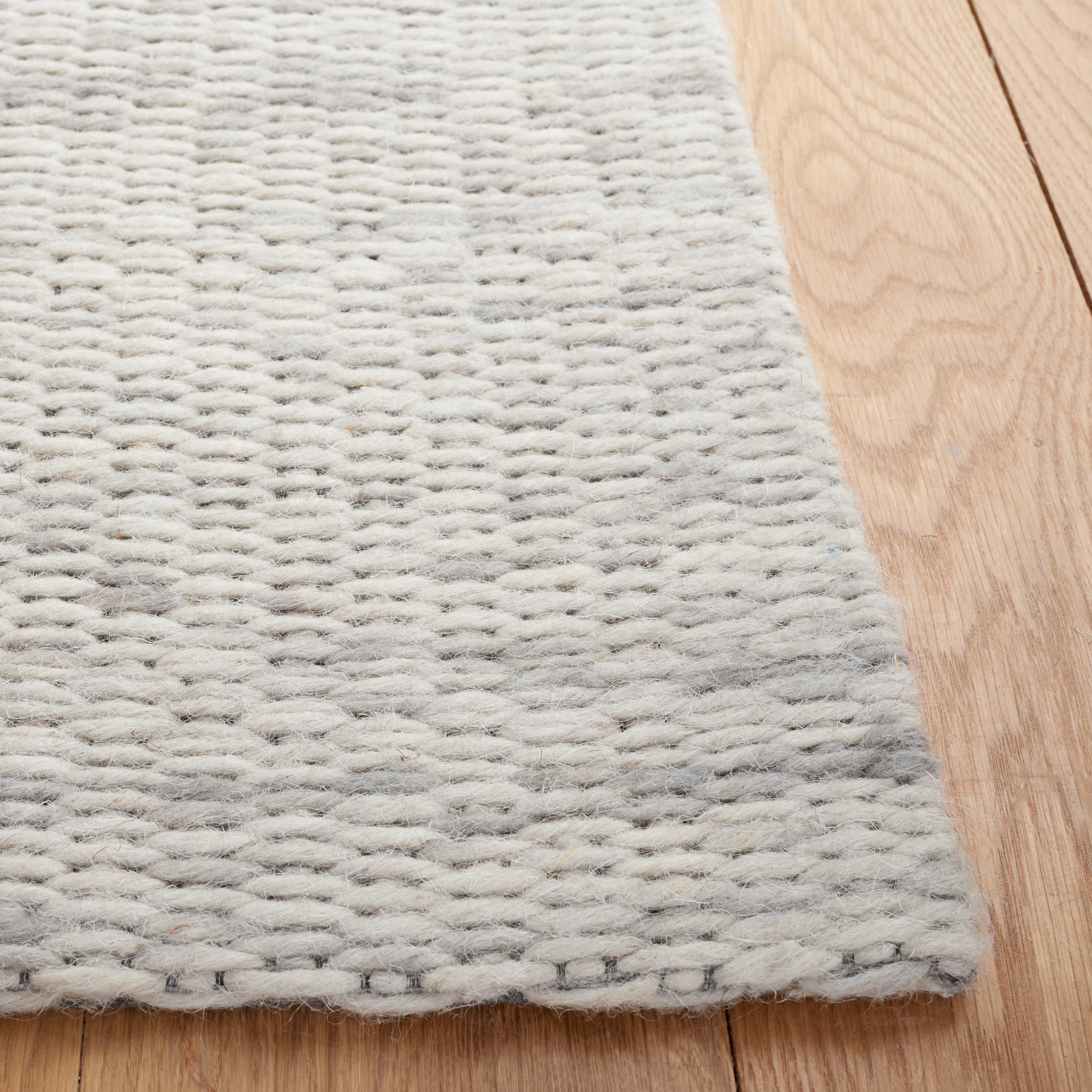 SAFAVIEH Marbella Taegan Distressed Area Rug, Light Grey, 4' x 6'