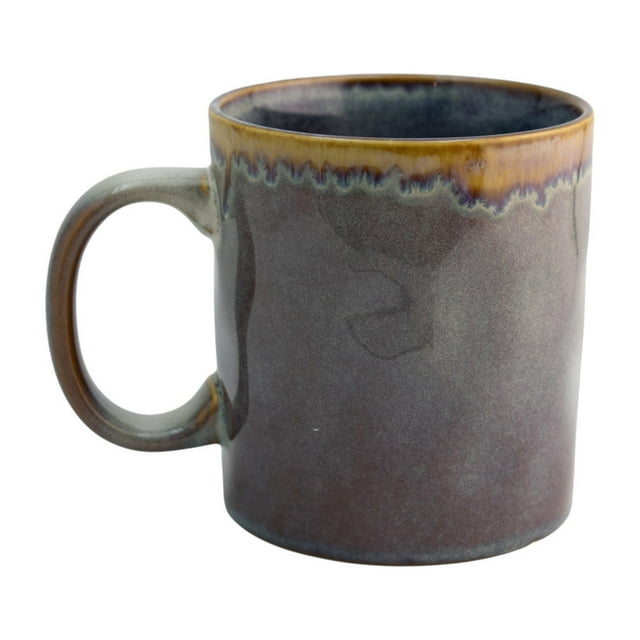 taza nuvó 650 ml porcelana color gris — Vista frontal 3/4 de taza con asa, porcelana gris con esmalte reactivo que crea variaciones sutiles y borde superior en tonos marrón-ámbar; capacidad de 650 ml para bebidas abundantes, diseño robusto pensado para uso diario; también suele usarse para servir infusiones y bebidas frías.