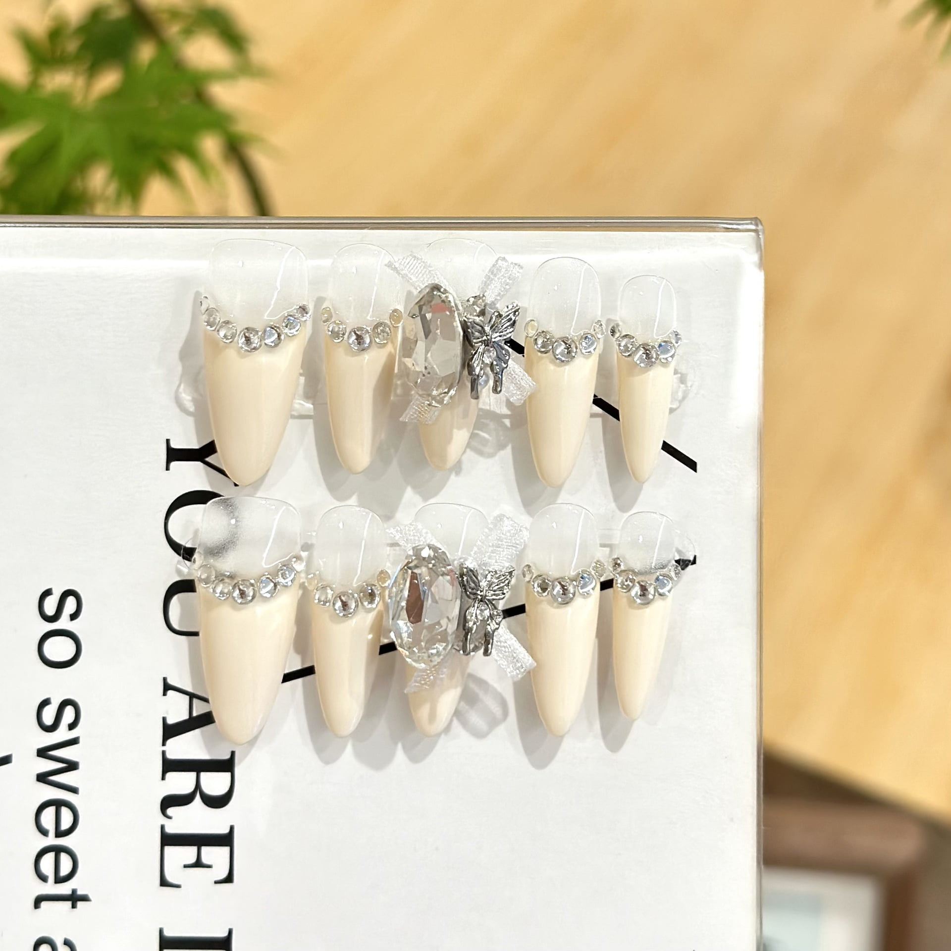Purely hand-worn nail white, rich and beautiful French gentle and cute high-end nail art removable phototherapy nail sticker finished product